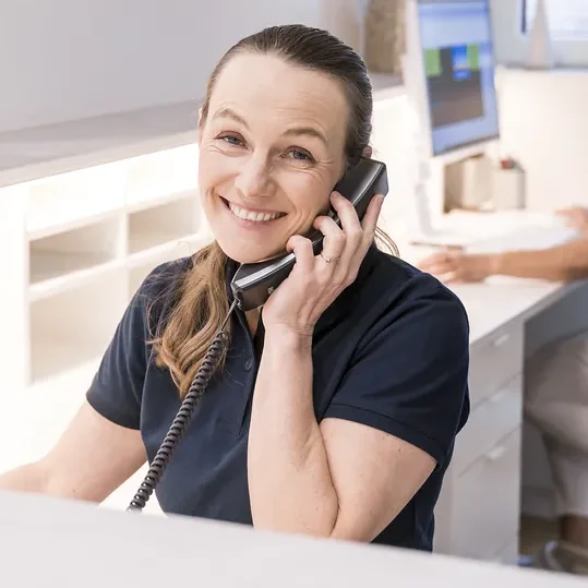 Empfangsmitarbeiterin am Telefon